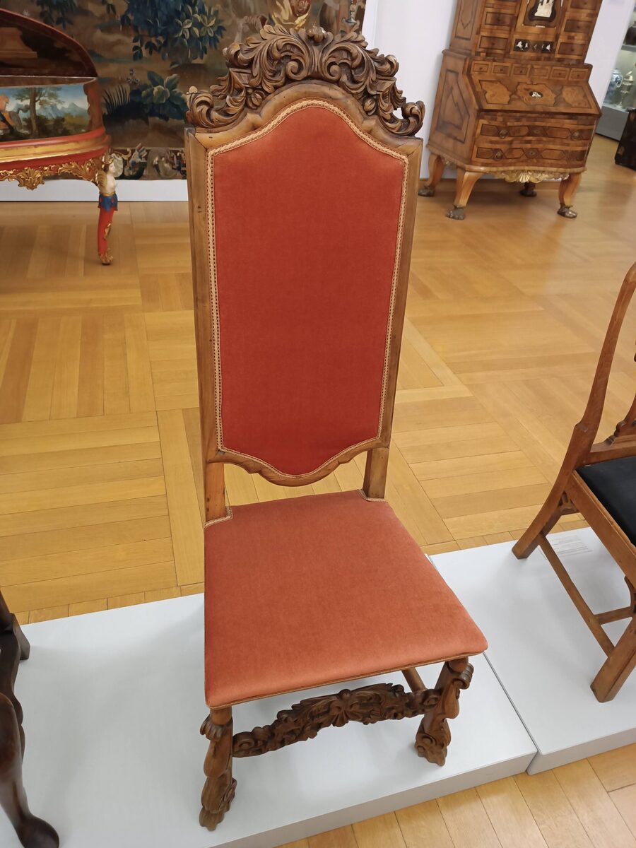 Zabytkowe krzesło rzeźbione z Muzeum Sztuk Użytkowych w Poznaniu.