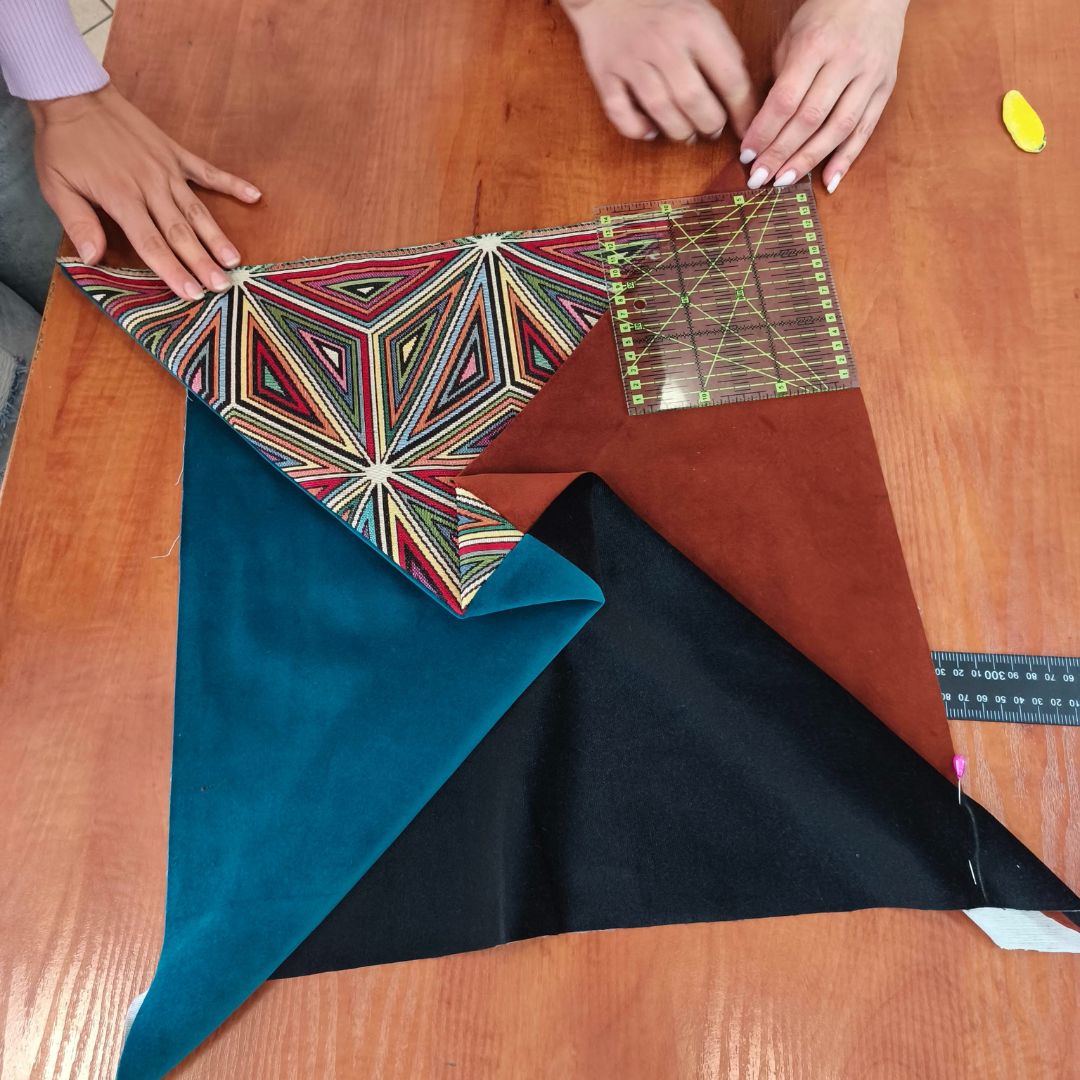 Profesjonalne narzędzia krawieckie dostępne dla każdego uczestnika kursu.