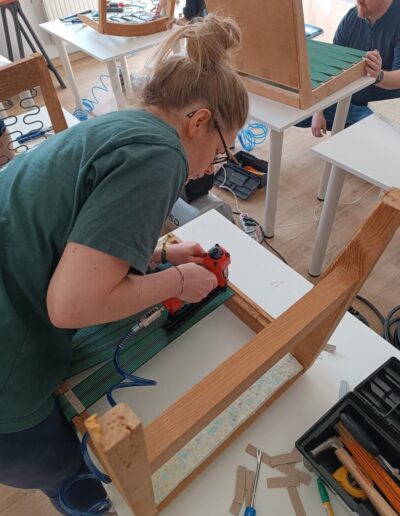 kursantka przybija pasy tapicerskie