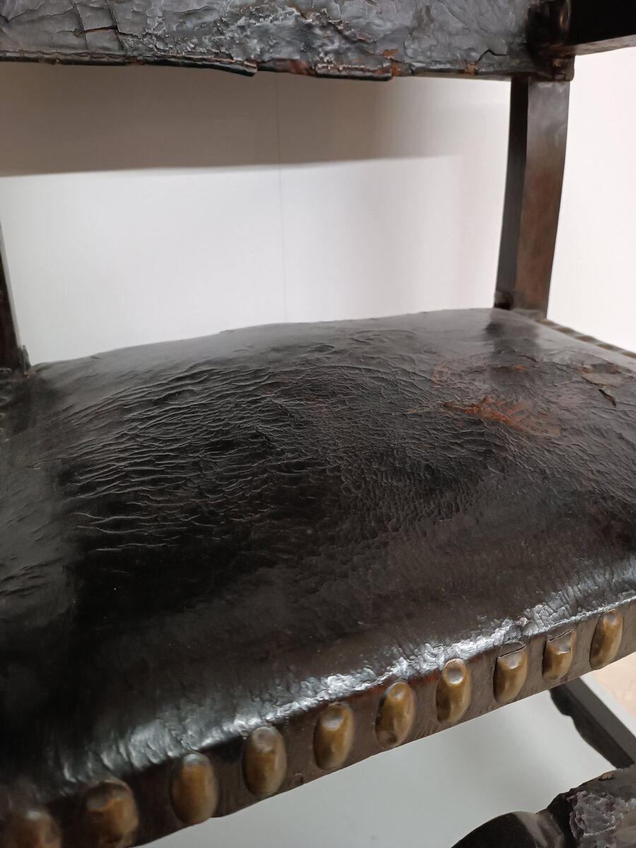 Siedzisko zabytkowego fotela wykończone mosiężnymi ćwiekami
