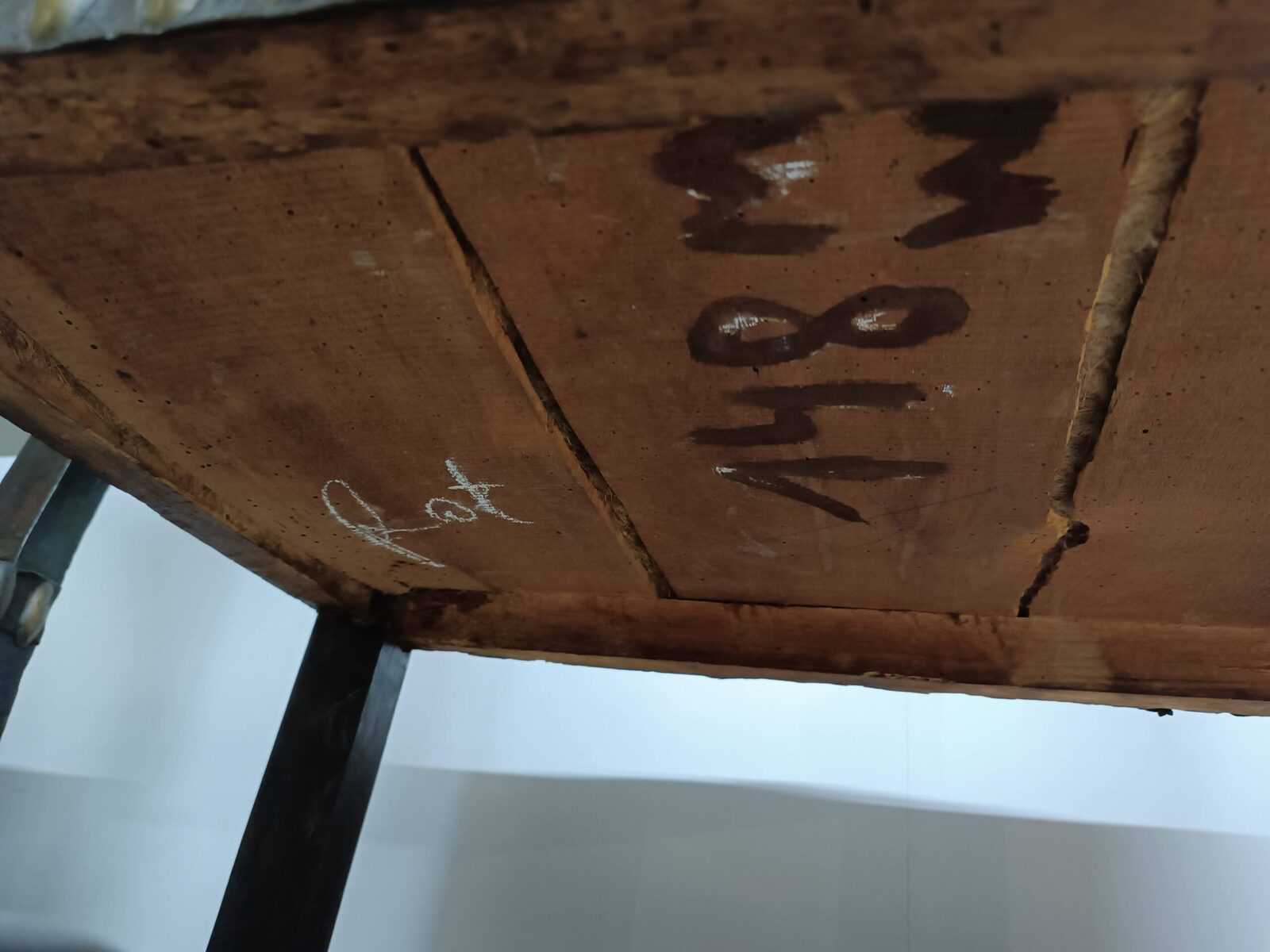 Włoski fotel zabytkowy z siedziskiem tapicerowanym z desek