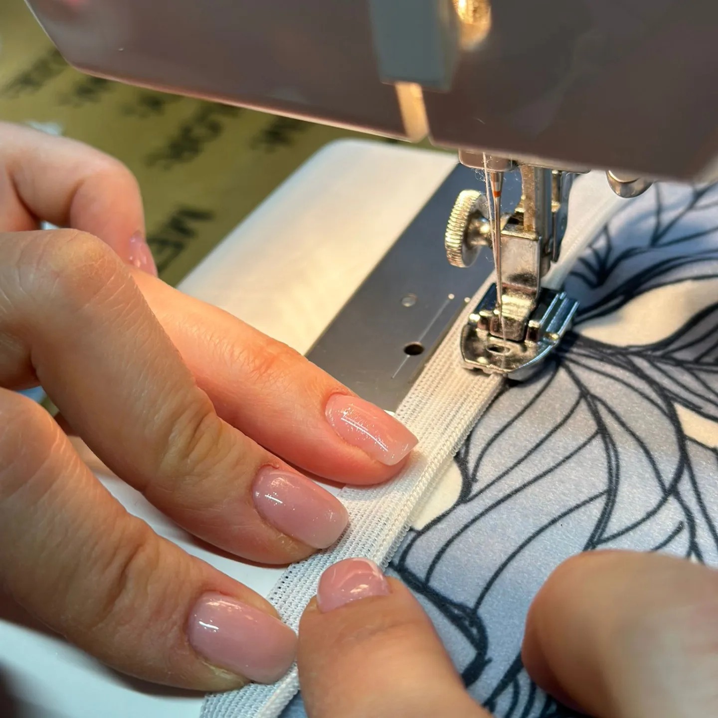 Kurs szycia: wszywanie zamka krytego.