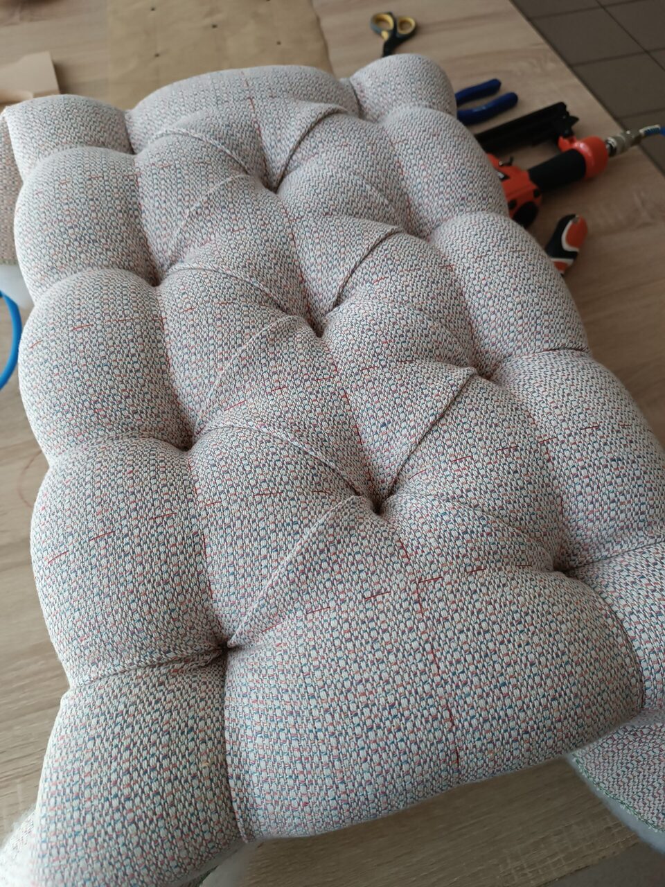 ukladanie tkaniny na plecionce