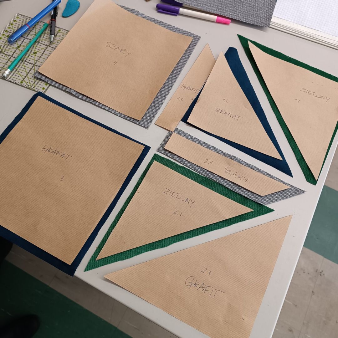 Szkolenie z szycia na maszynie: kursantka wykonuje wykrój.