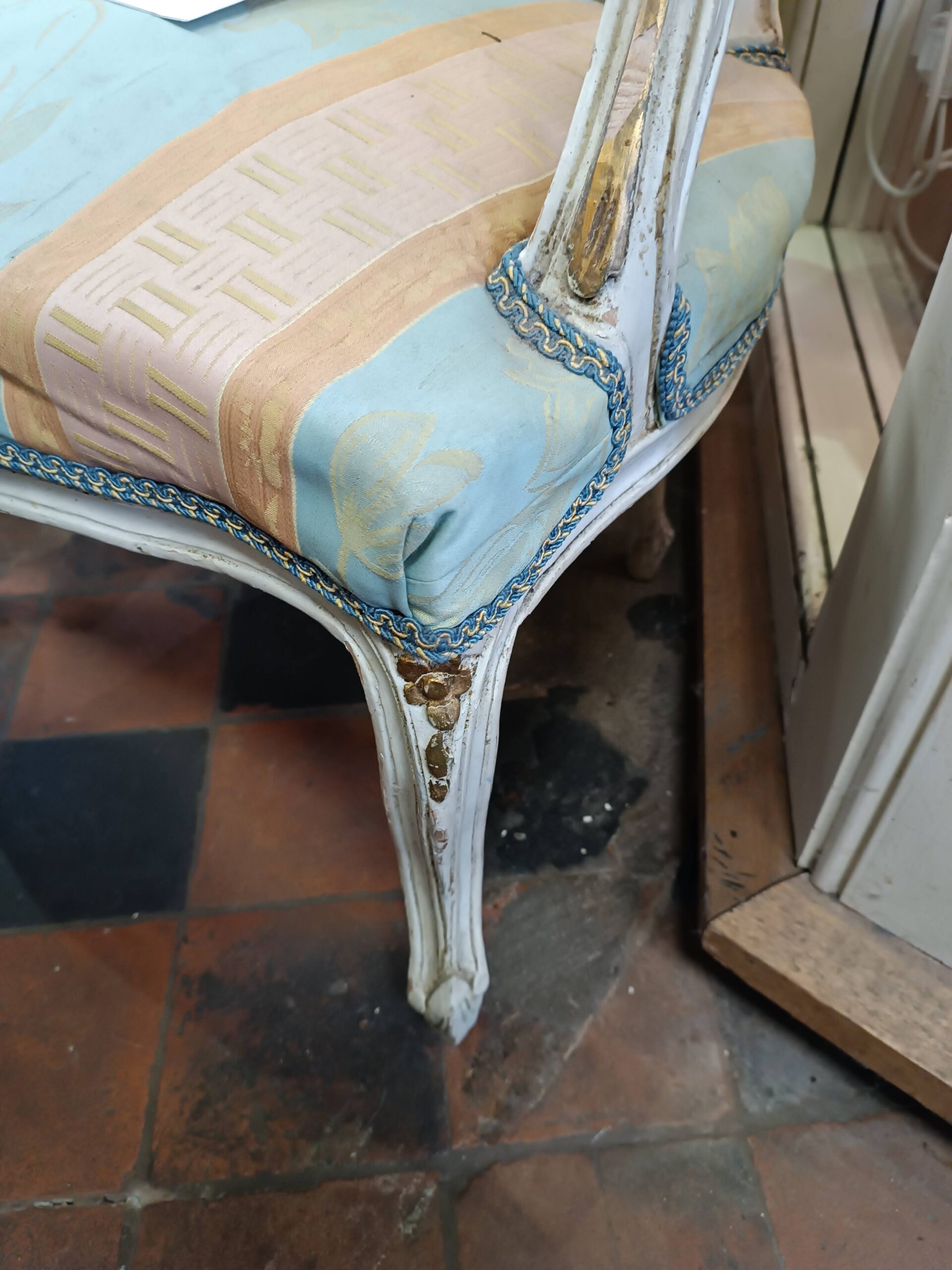 nog mebla z dwiema zakladkami