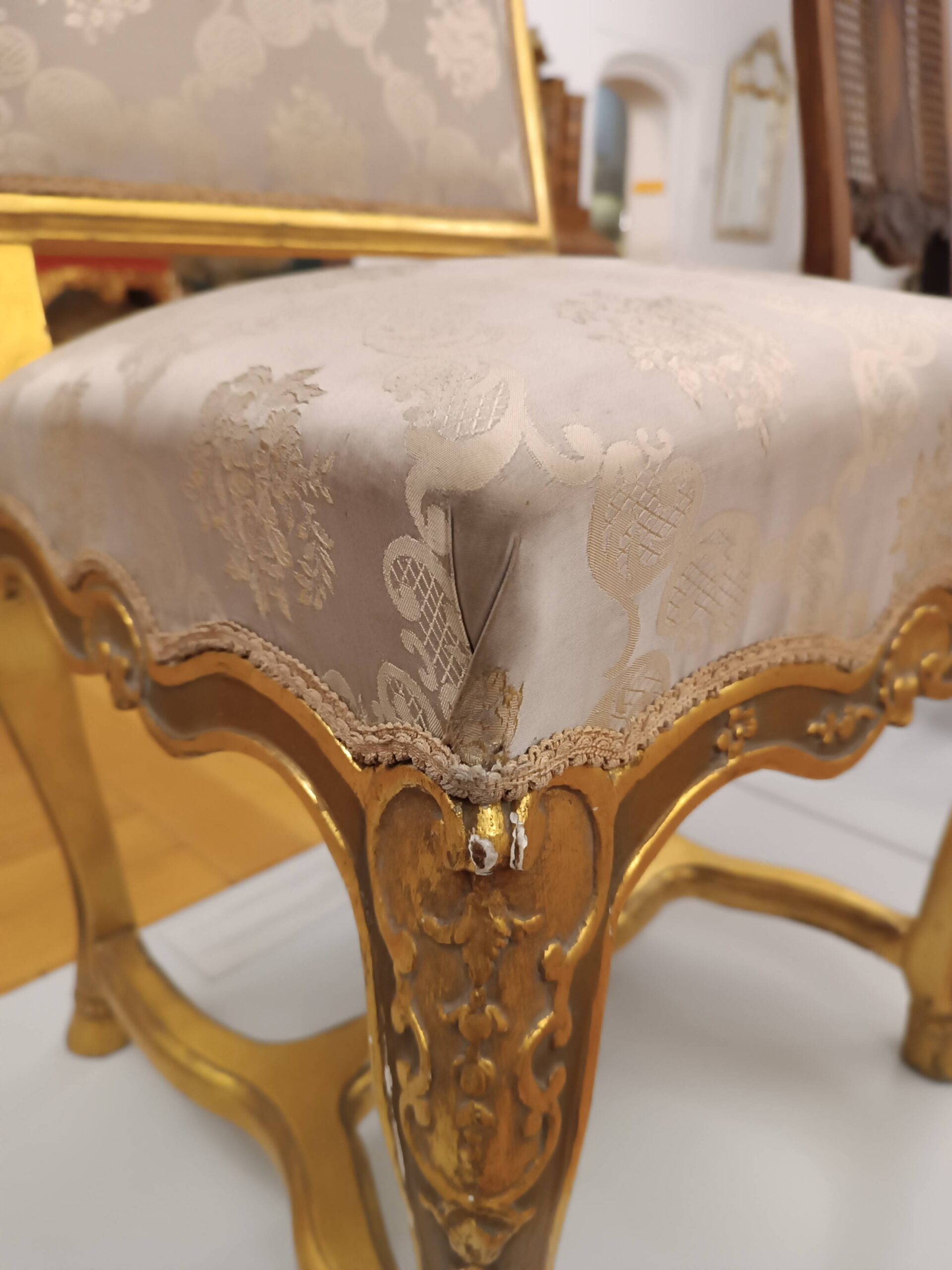 rog mebla z jedna zakladka