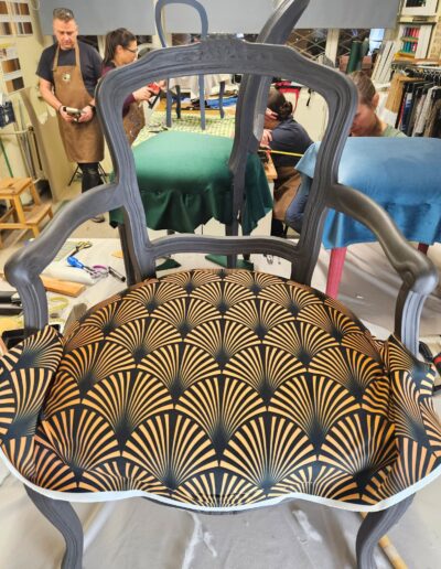 fotel stylowy podczas tapicerowania