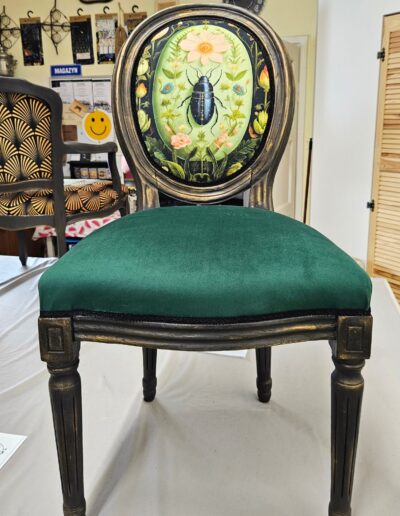 krzeslo z chrzaszczem