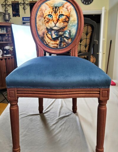 krzeslo z kotem na oparciu