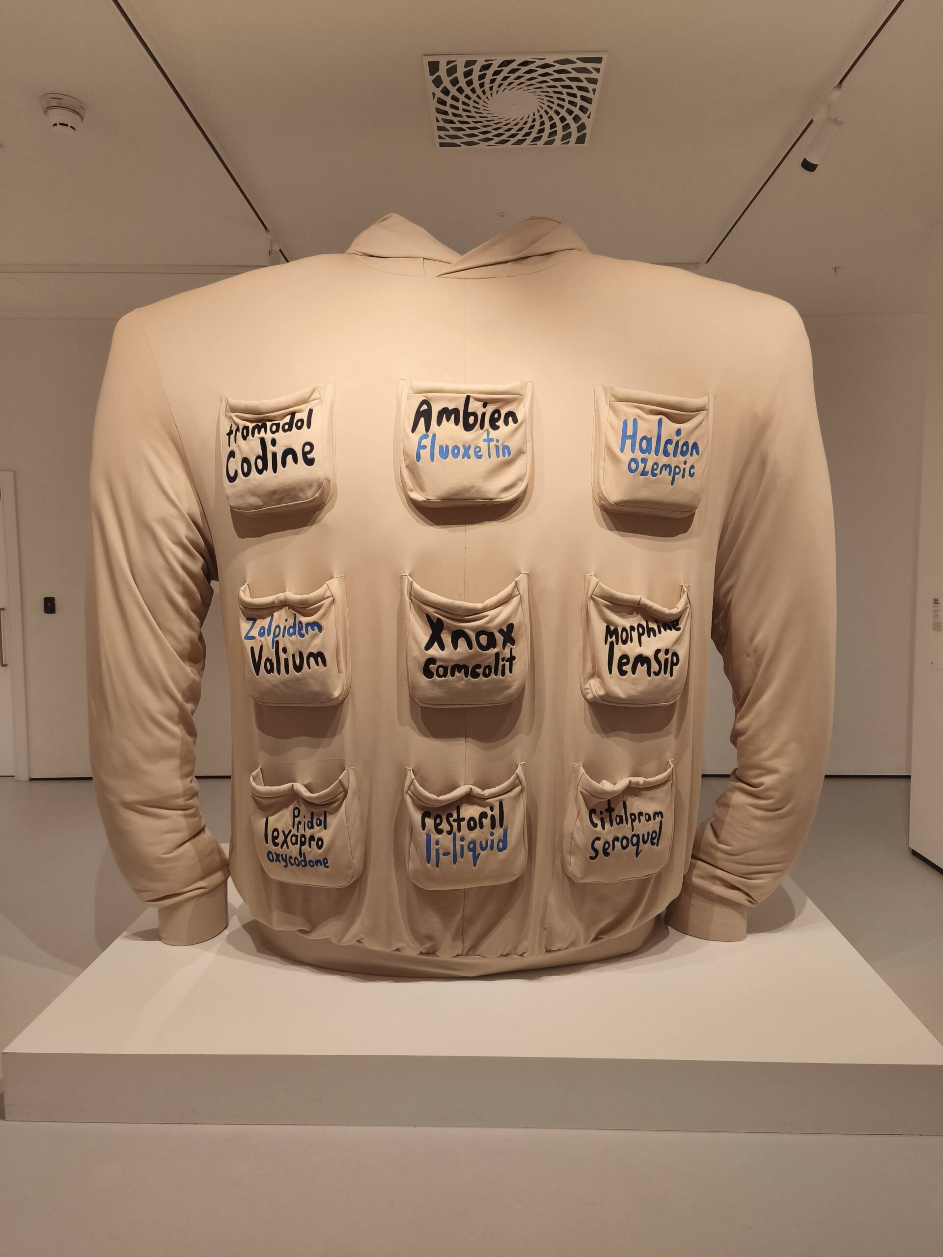 bluza z kieszeniami na leki