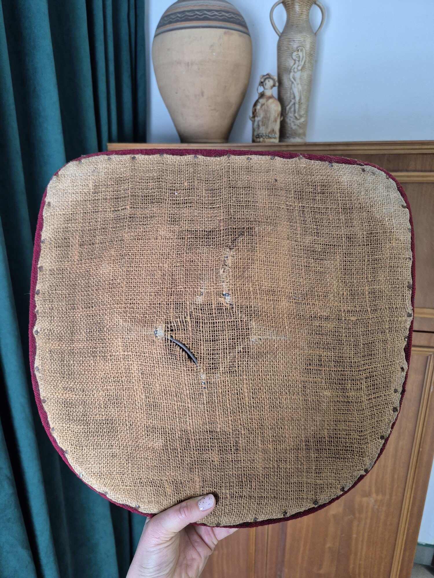 spod siedziska krzesla